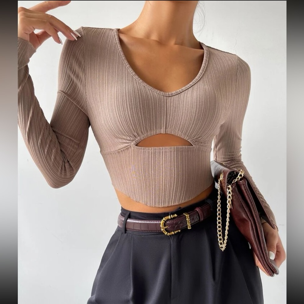 Cut out curved hem crop tee brown. The size is: xs, EU: 34, US: 2